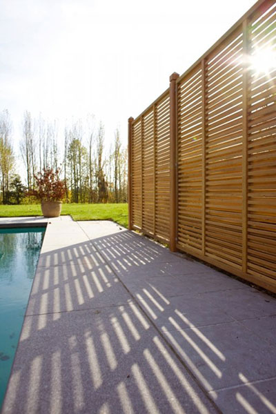 &eacute;cran de jardin le long de la piscine
